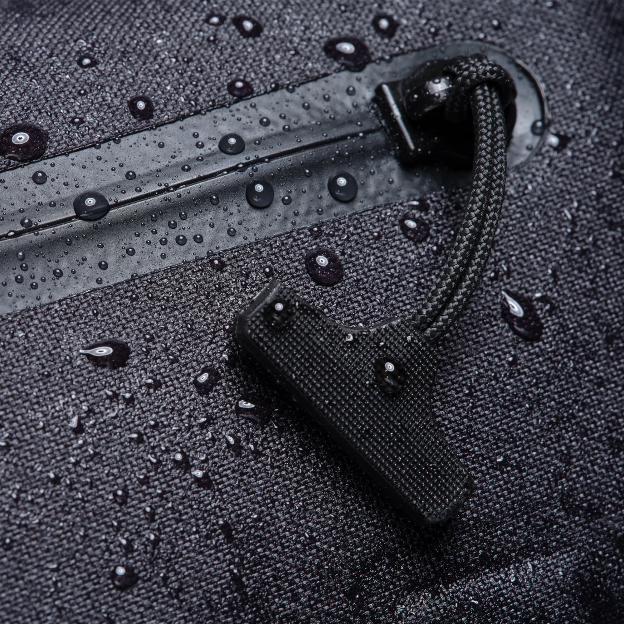 Zipper pull on the waterproof Mini Kadet #color_black