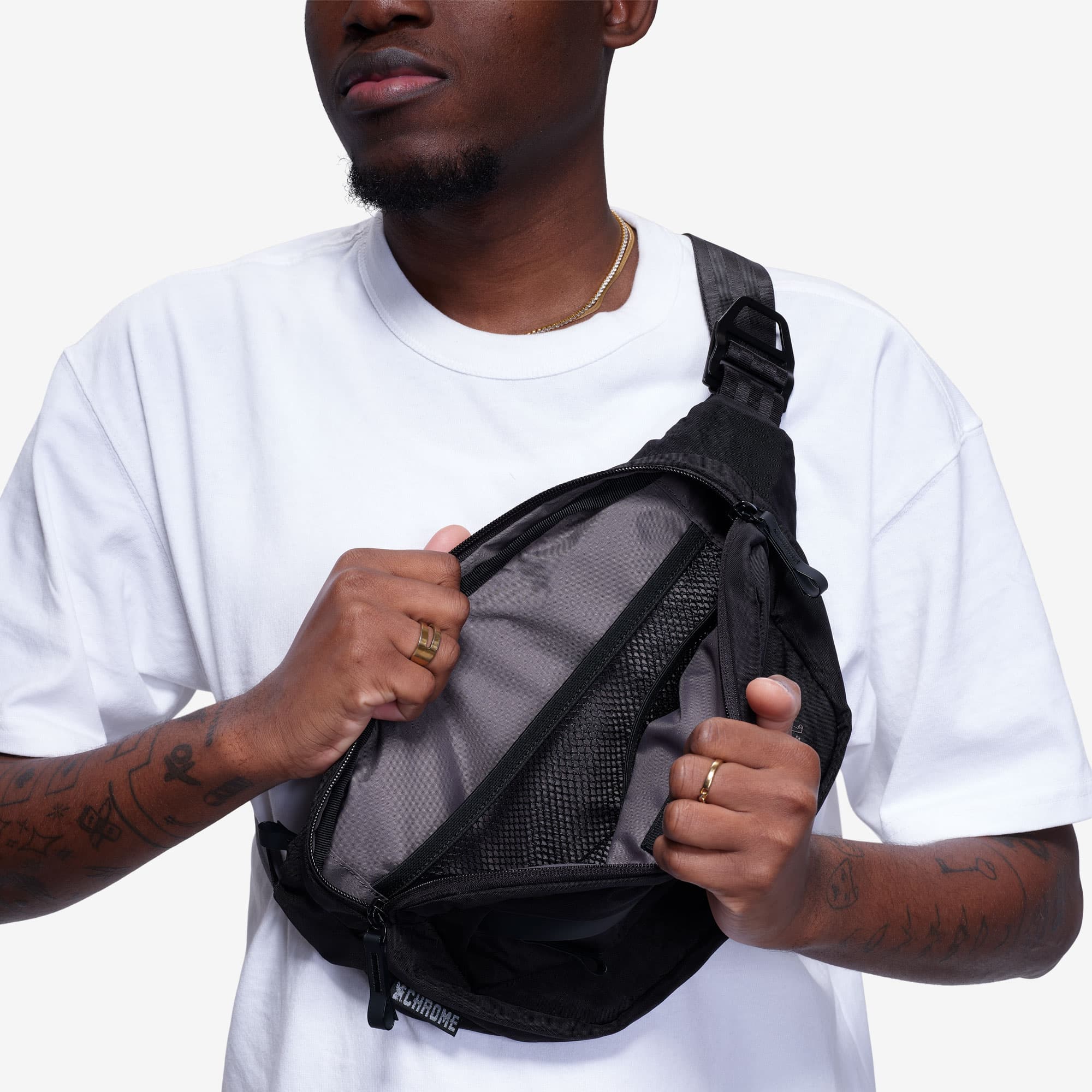 Sabin 6L in black inside the bag #color_black