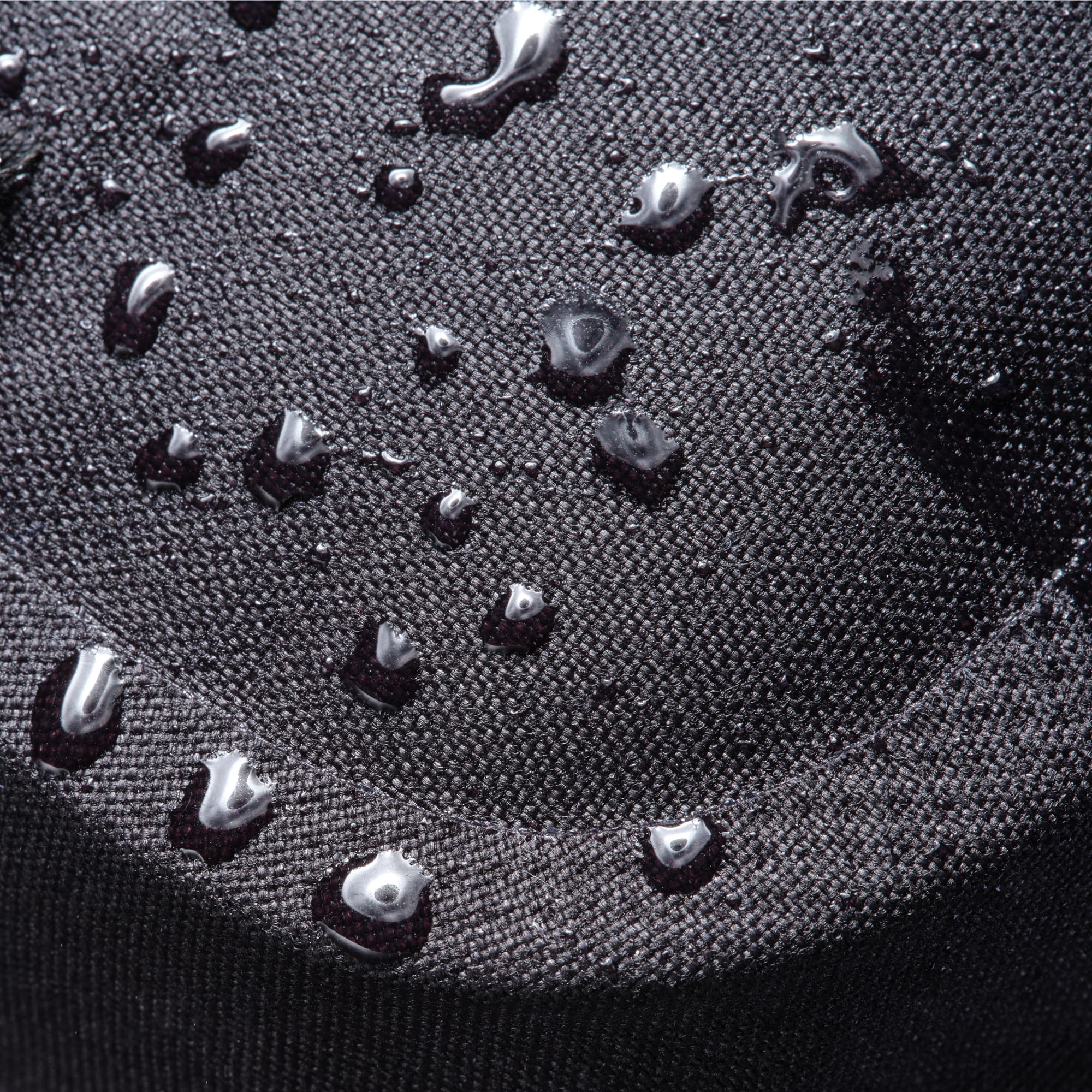 Kadet WP water beads on the welded seams #color_black
